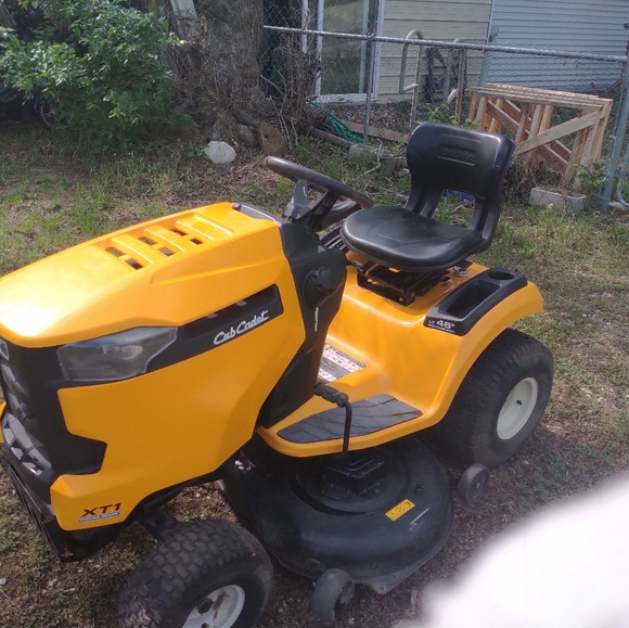 Riding lawnmower - Picture 2 of 4